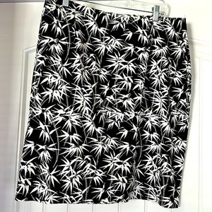 Black & White Skirt zips in back . Slit back bottom